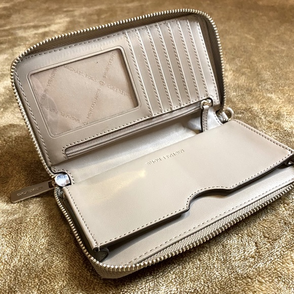 Micheal Kors Wallet - Picture 3 of 5